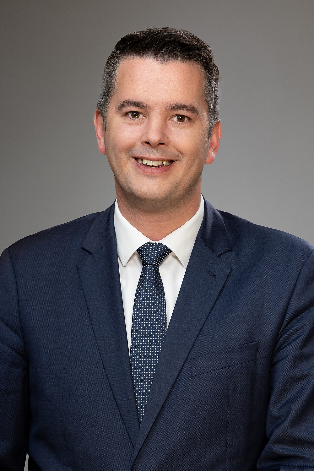 Gouvernement 2023-28 : portrait officiel de Lex Delles