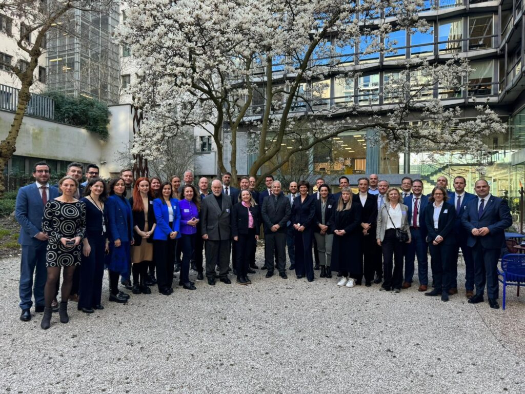 Transatlantic BRU 2024 02 Paul Schonenberg and Susan Danger in the company of more than 20 Chairmen, Presidents, CEOs and staff members of the 45 AmChams in Europe. Photo taken in courtyard of AmCham EU's Brussels HQ on the event of the Transatlantic Conference 2024.