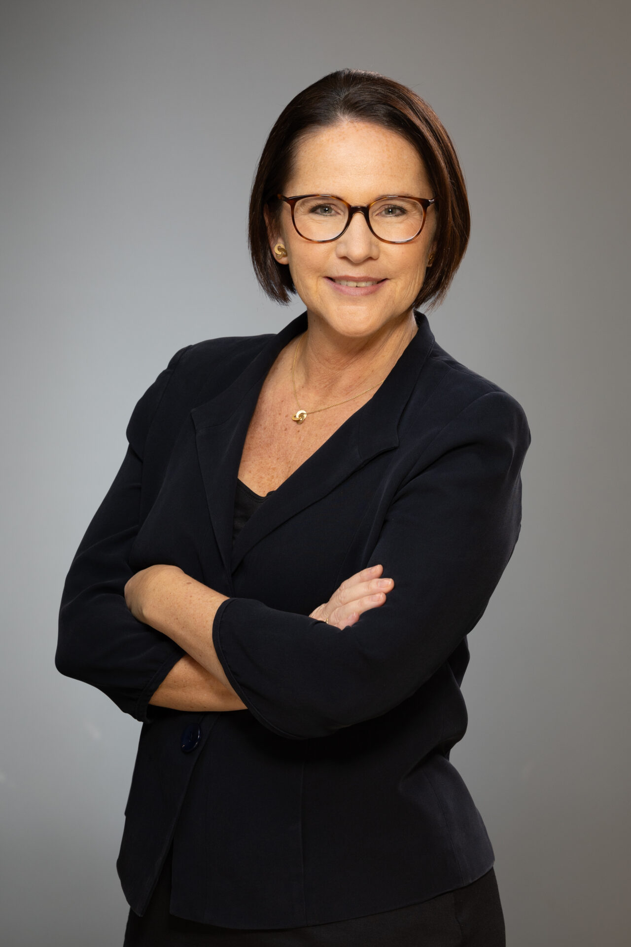 Gouvernement 2023-28 : portrait officiel de Yuriko Backes